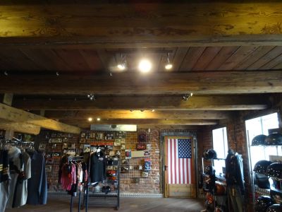 Drewniana konstrukcja stropu oraz ceglane odcinkowe nadproże w pomieszczeniu sklepu. Materiały Biura Miejskiego Konserwatora Zabytk&oacute;w UM Rzeszowa